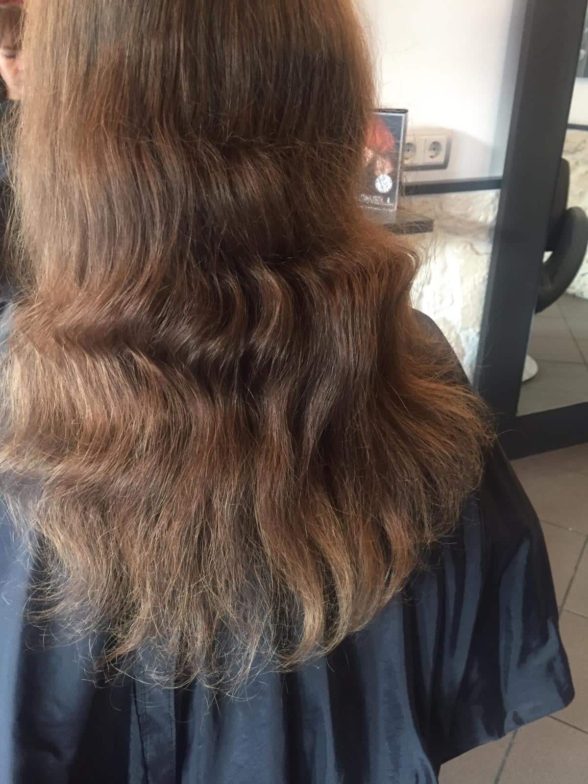 Hair Design Diana, welliges Langhaar mit trockenen Spitzen Langes, welliges braunes Haar mit unterschiedlich hellen Strähnen und trockenen, leicht fransigen Spitzen